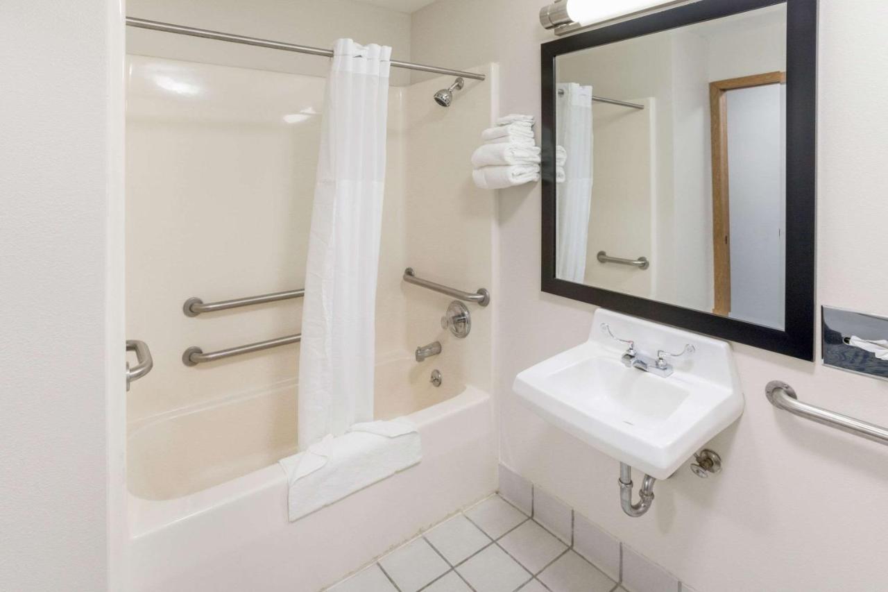 Quality Inn Rochelle Bagian luar foto